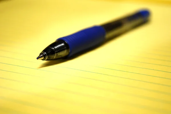 Ручки и чистая бумага — стоковое фото
