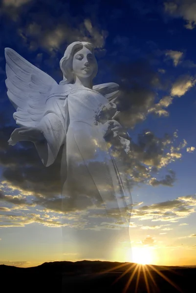 Angel en zon instelling met wolken — Stockfoto