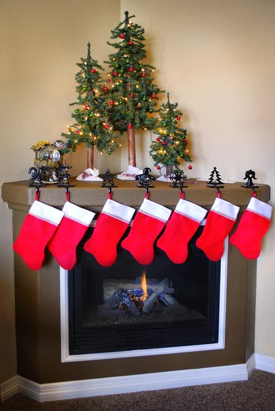 Χριστούγεννα κάλτσες και τζάκι — Φωτογραφία Αρχείου