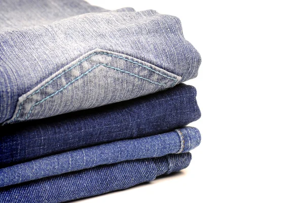 Штабелированные джинсовые штаны — стоковое фото