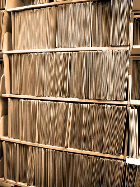 Carpetas de archivo en el estante — Foto de Stock
