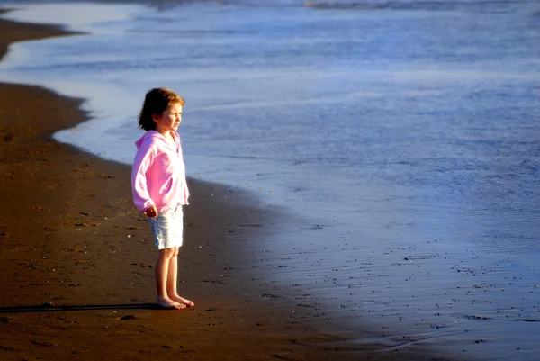 Chica joven en la playa —  Fotos de Stock