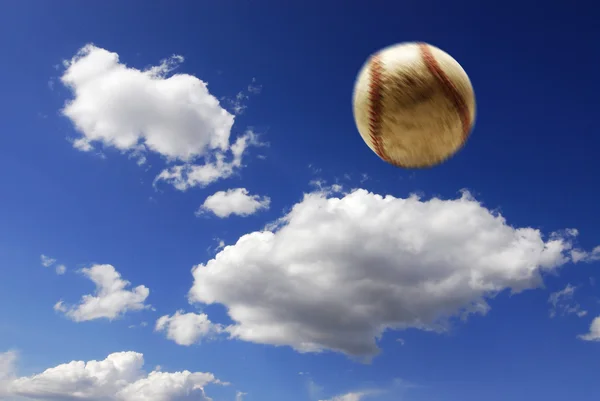 Бейсбол в воздухе — стоковое фото