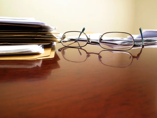 Irodai íróasztal és szemüveg — Stock Fotó