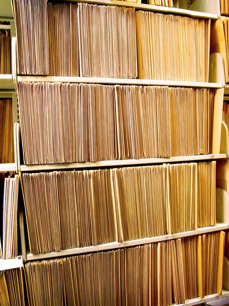 Carpetas de archivo en el estante — Foto de Stock