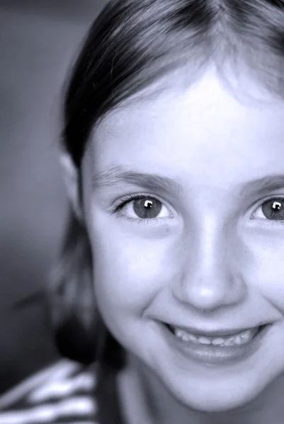 Mosolygós arc, kicsi lány — Stock Fotó