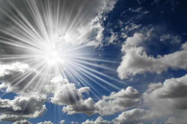 Güneş ile mavi gökyüzünde bulutlar — Stok fotoğraf
