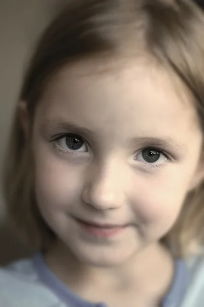 Маленька дівчинка посміхається обличчя — стокове фото