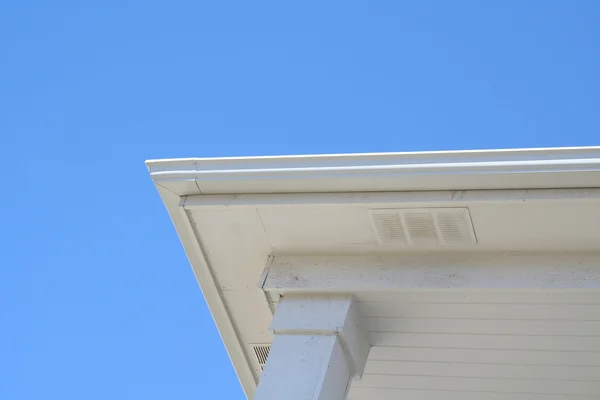 Okraj střechy domu — Stock fotografie