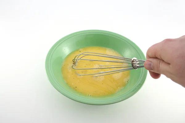 Омлет пряные яйца в миске — стоковое фото