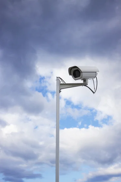 Vigilancia cámara de seguridad cielo nublado Imágenes de stock libres de derechos