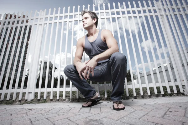 Man door een hek — Stockfoto