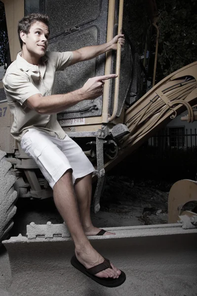Homem pendurado em máquinas pesadas — Fotografia de Stock