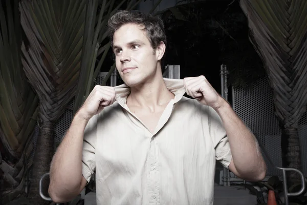 Homem ajustando seu colarinho camisa — Fotografia de Stock