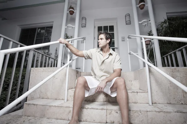 Pohledný muž seděl na schodech — Stock fotografie