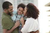 boldog fiatal afrikai-amerikai család