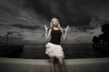 Çekici genç kadın poz veriyor.