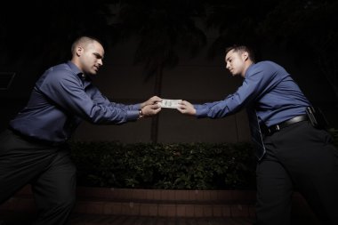 İşadamları bir yüz dolarlık banknot üzerinde mücadele