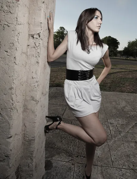 Kvinna poserar vid väggen — Stockfoto