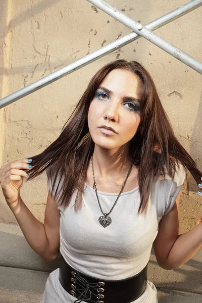 Kopfschuss einer jungen Frau mit Metallstangen über dem Kopf — Stockfoto