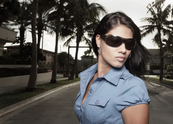 Güzel bir genç kadın şık güneş gözlüğü takıyor — Stok fotoğraf