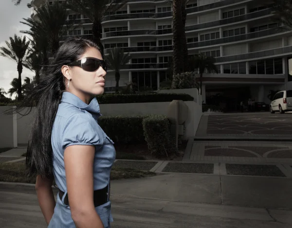 Vacker ung kvinna som bär snygga solglasögon — Stockfoto