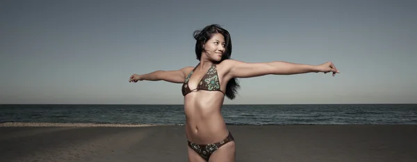 Attraktive junge Frau im Bikini am Strand — Stockfoto