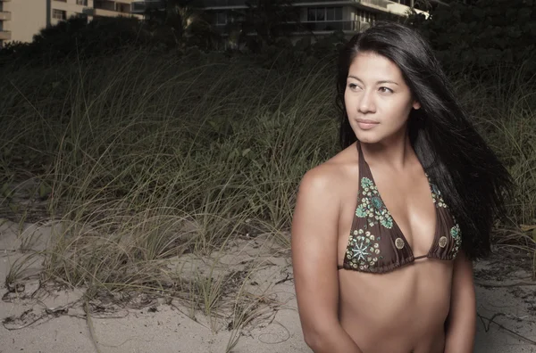 Vacker ung kvinna poserar i sanddynerna — Stockfoto