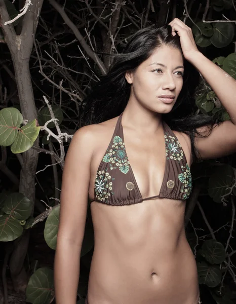 Vacker ung kvinna som poserar i en bikini — Stockfoto