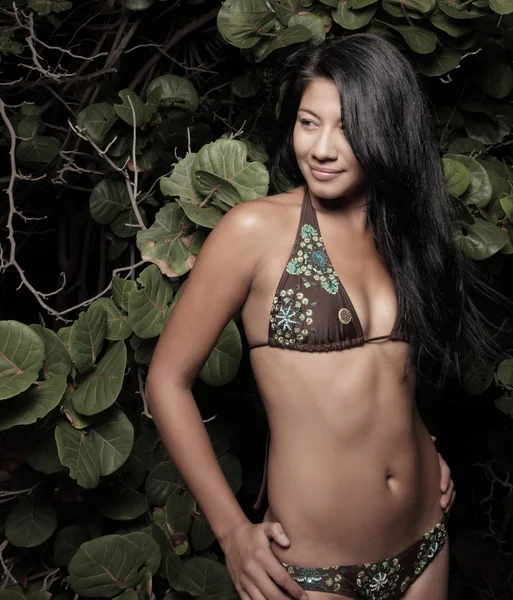 Vacker ung kvinna i en bikini — Stockfoto