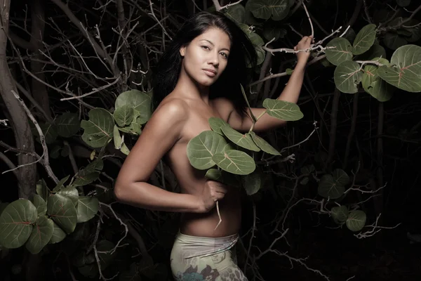Topless kobieta w otoczeniu przyrody — Zdjęcie stockowe
