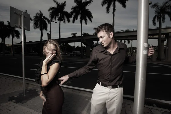 Homem agarrando uma mulher bonita — Fotografia de Stock