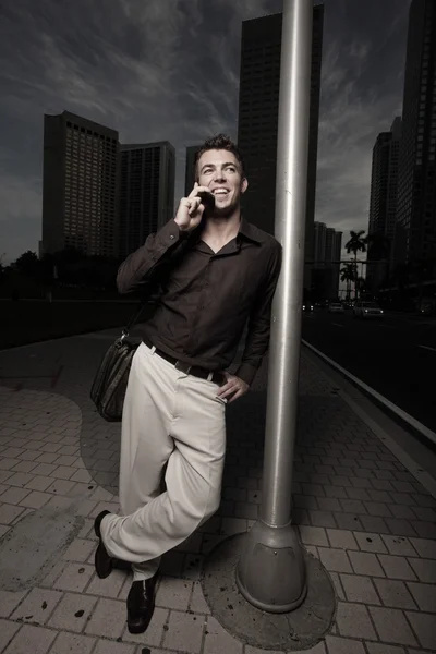 Seorang pria berbicara di telepon pada malam hari — Stok Foto