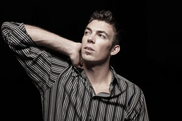 Hübsche junge männliche Modell mit seiner Hand auf dem Hals — Stockfoto