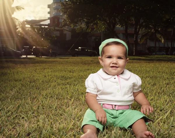 잔디에 아기 — 스톡 사진