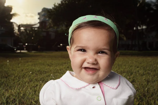 Lächelndes Baby im Gras — Stockfoto