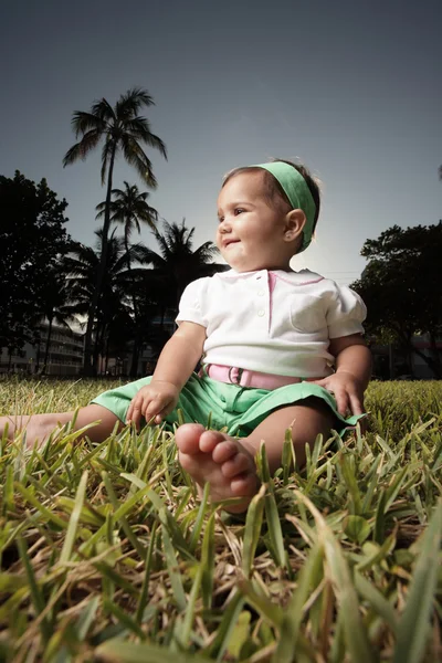 Дитина на траві — стокове фото