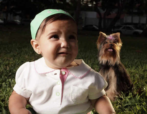 Bebé joven y un perro —  Fotos de Stock