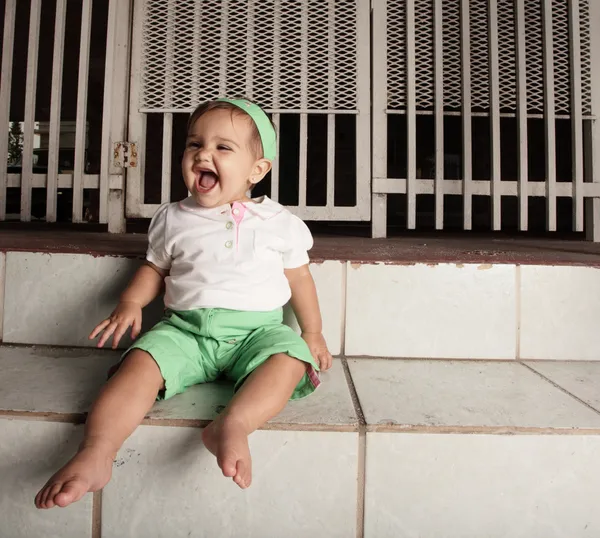 階段に笑って赤ちゃん — ストック写真