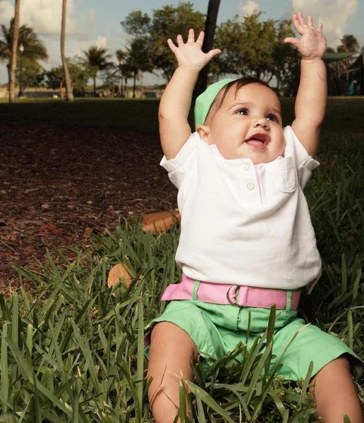 Bebé joven con las manos arriba — Foto de Stock