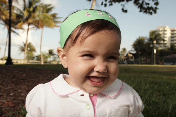 Усміхнений дитина на траві — стокове фото