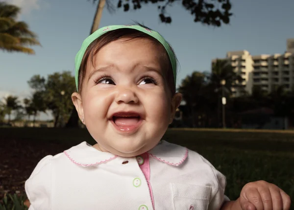 草の上の微笑の赤ん坊 — ストック写真