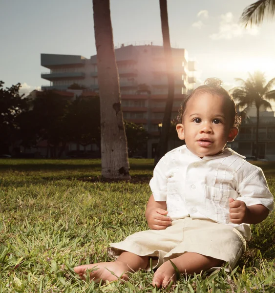 Baby på gräset — Stockfoto