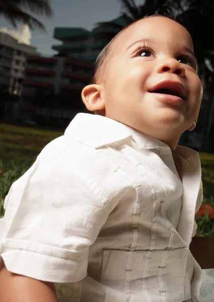 Uśmiechnięte dziecko na trawie — Zdjęcie stockowe