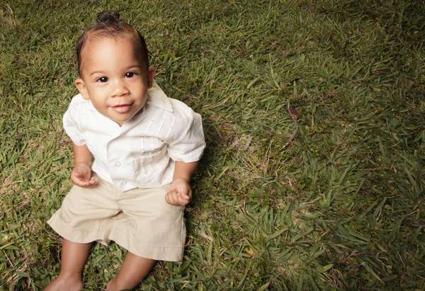 Bebé en la hierba — Foto de Stock