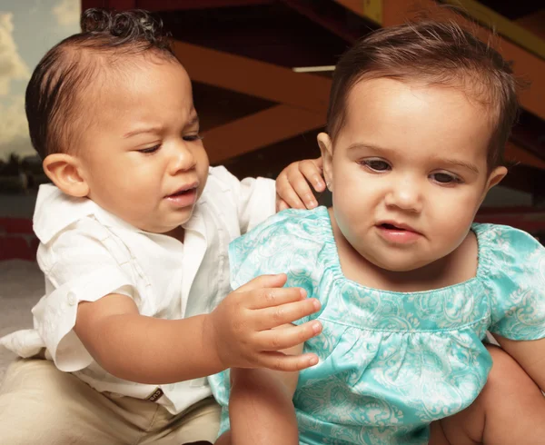 Dois bebês jovens de perto — Fotografia de Stock