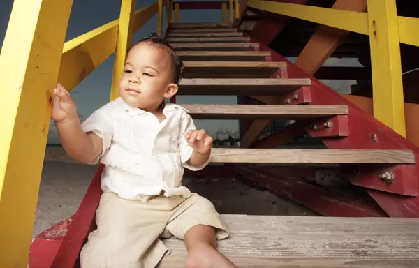 Baby sitzt auf der Treppe — Stockfoto