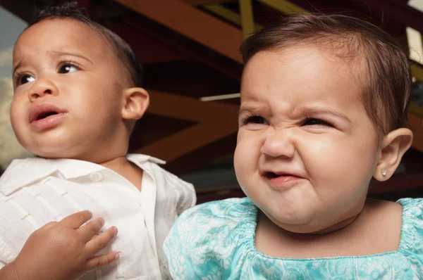 Bebés con caras retorcidas — Foto de Stock