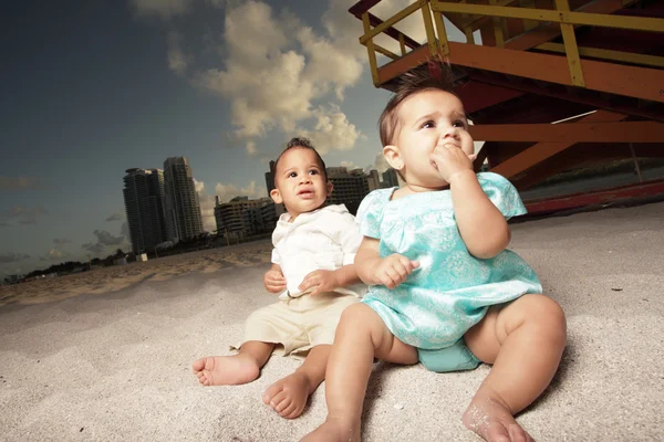 Zwei Babys am Strand — Stockfoto