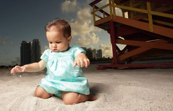 Ребенок играет на песке — стоковое фото